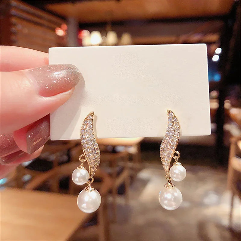 2023 New Classic Elegant Imitation Double Pearl Dangle Earrings For Women Crystal Long
